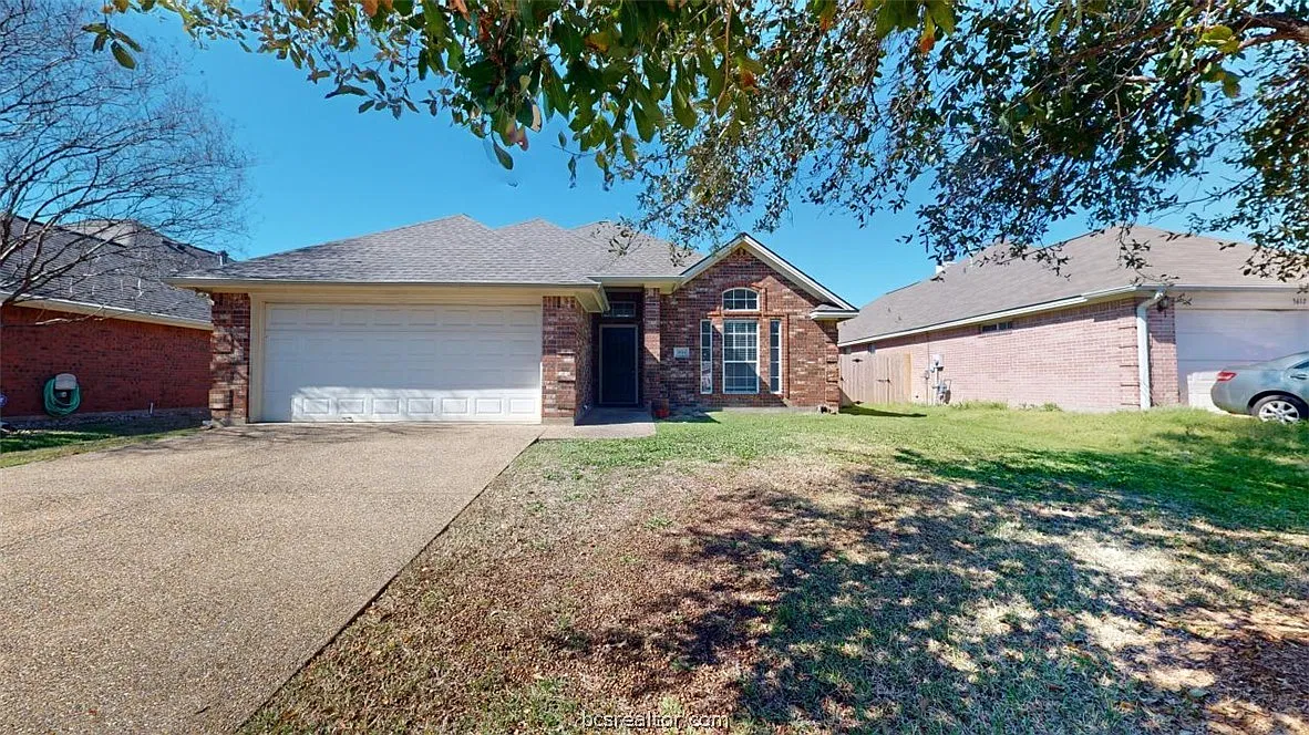 4 bed, 2.0 bath, 1645 sqft, $2,300 — Photo 1