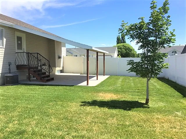 5 bed, 3.0 bath, 2558 sqft, $2,690 — Photo 2