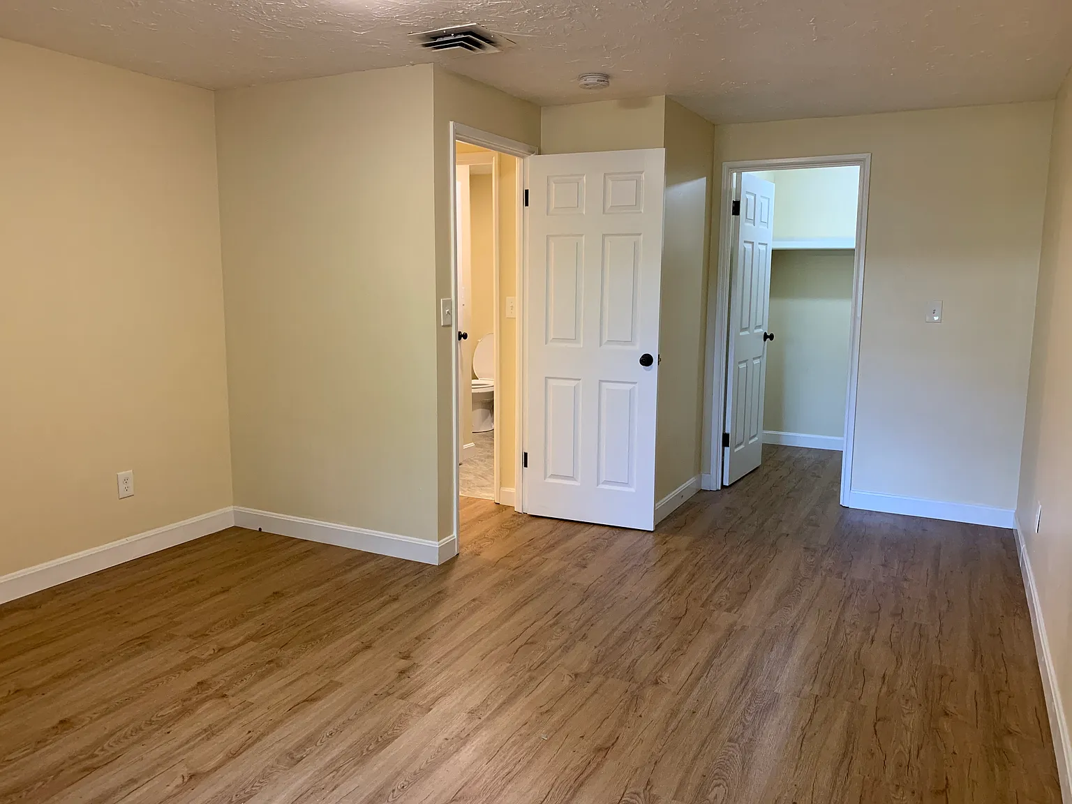 Essex Apartments — Photo 4