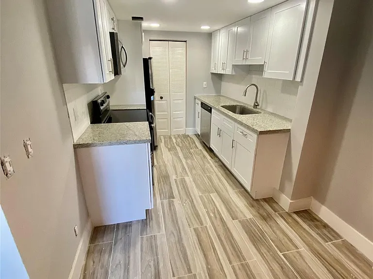 500 NE 2nd St #215 — Photo 6