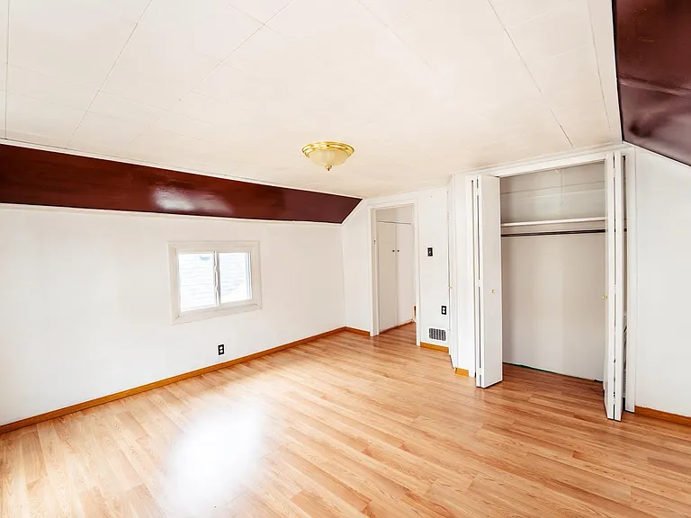 1034 Milton St N — Photo 12