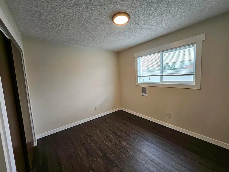 Sunset Apartments — Photo 15