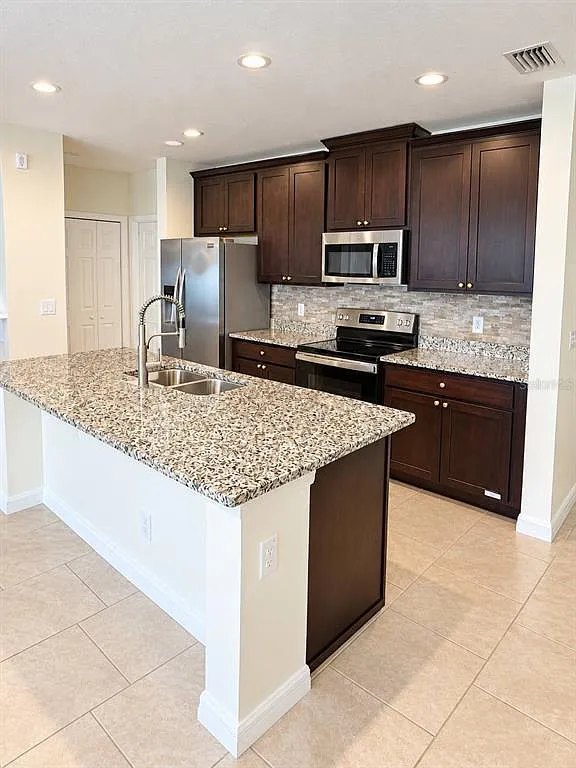 4 bed, 2.5 bath, 1930 sqft, $2,300 — Photo 3