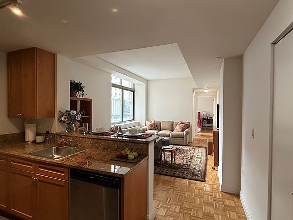 4th image of 1500 Lexington Ave APT 9N