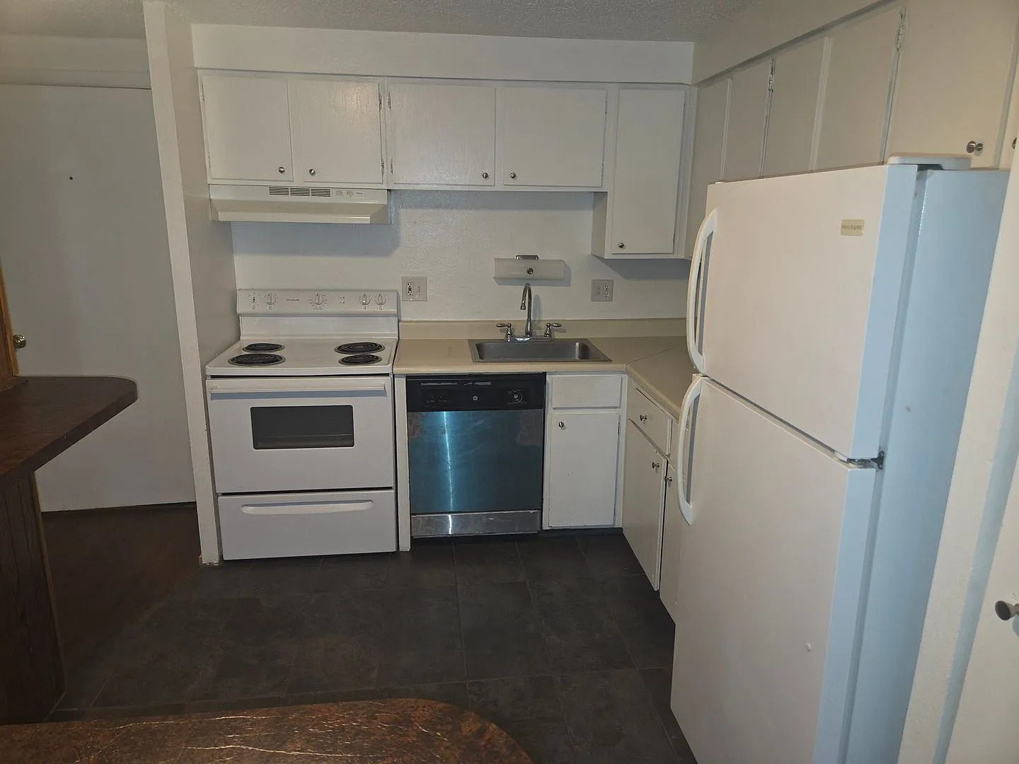 1 Bed / 1 Bath Condo in Prime Denver Location Pool + On-Site Laundry — Photo 2