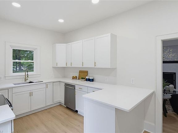 4th image of 258 Lakeside Ave