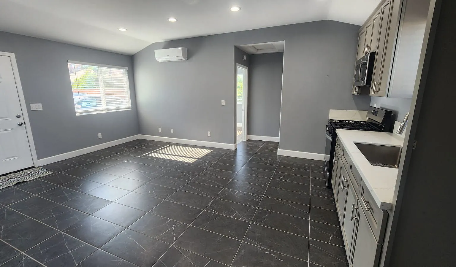 2 bed, 760 sqft, $2,699 — Photo 3