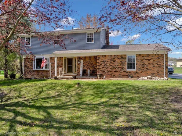 3737 Estate Dr, Oxford, MI 48371