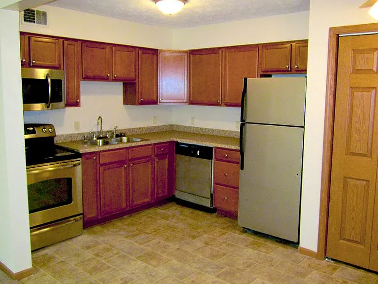 COLONIAL GARDENS APARTMENTS — Photo 4