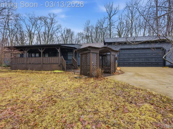 588 Norvell Beach Dr, Brooklyn, MI 49230