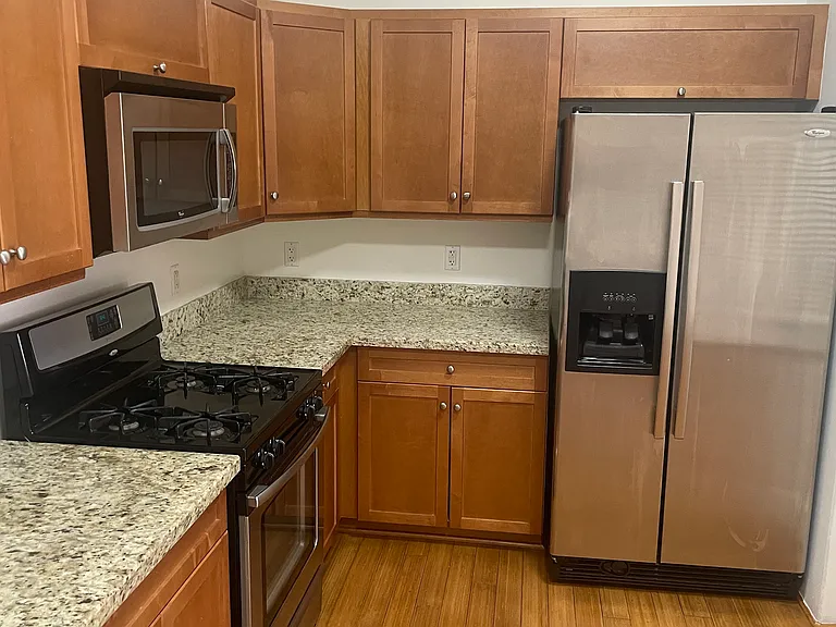 255 W 7th St #26 — Photo 21