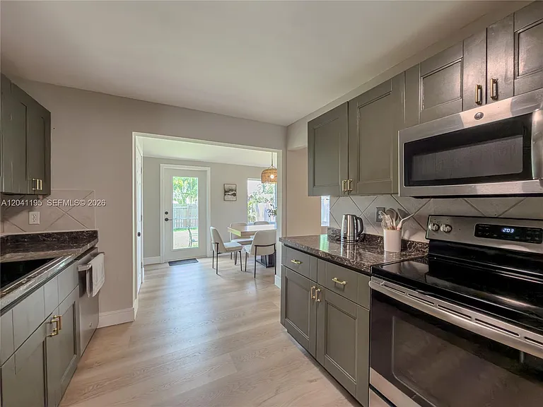 1813 SW 10th St — Photo 16
