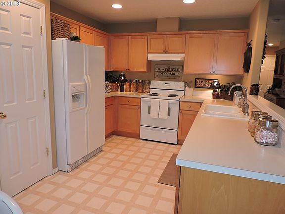 4th image of 140 NE Woodsong St