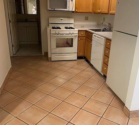 4th image of 100A Hoyt St #T3