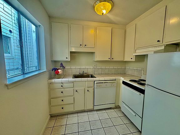 5th image of 2144 Green St APT 4