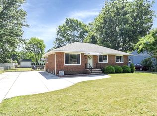 6713 Mackenzie Rd, North Olmsted, OH 44070