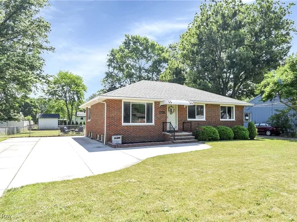 6713 Mackenzie Rd, North Olmsted, OH 44070