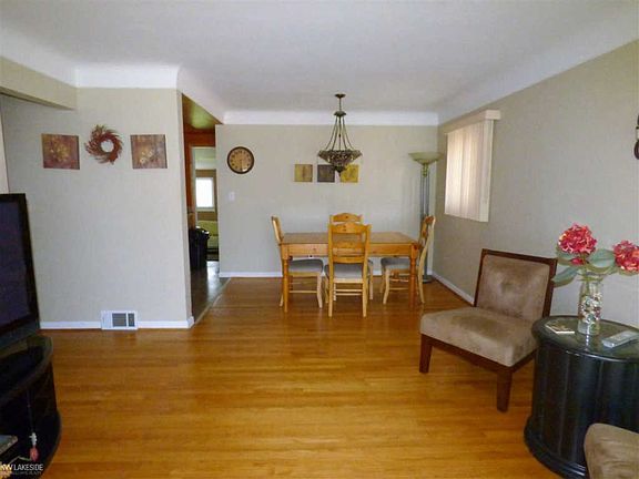 2nd image of 25515 Collingwood St