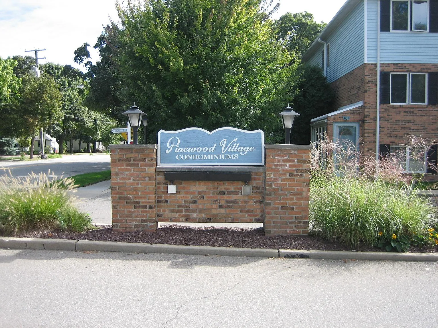 212 Pinewood Dr — Photo 3