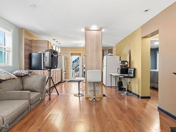 4th image of 629 Hoosick Road