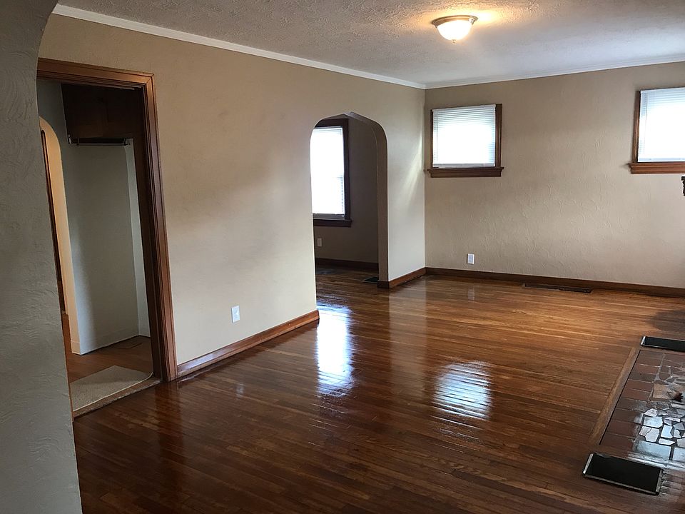 2nd image of 121 Basswood Ave