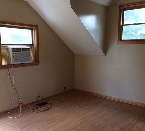 5th image of 220 Oak St