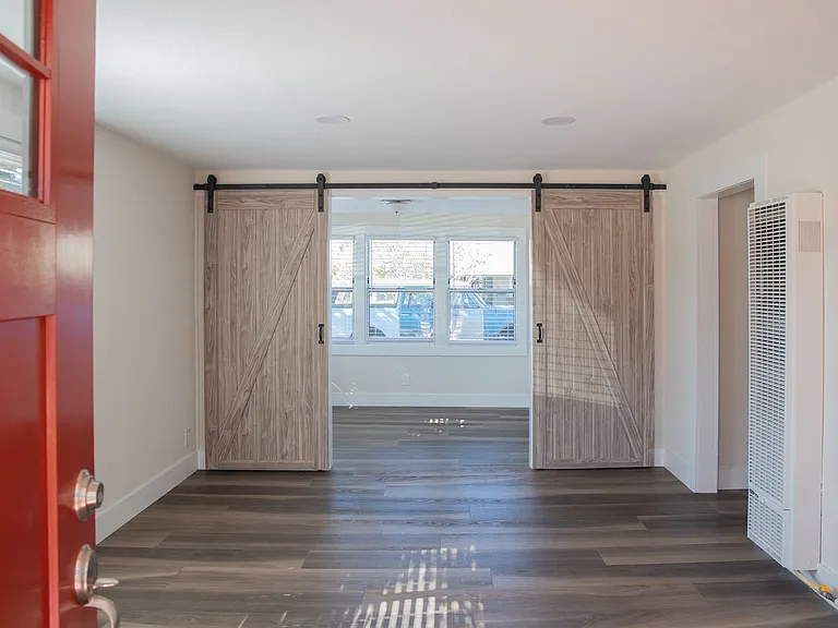 1251 Olympia Ave — Photo 4