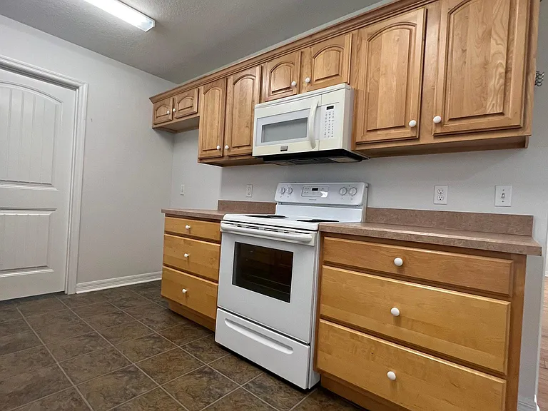1860 NE Roberts Trl — Photo 7