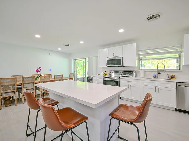 5911 SW 36th Ter — Photo 12