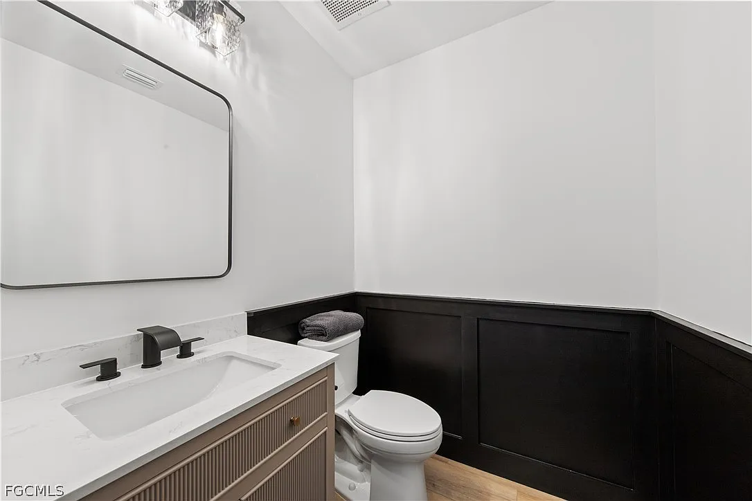 1 bed, 1.5 bath, 885 sqft, $2,300 — Photo 3