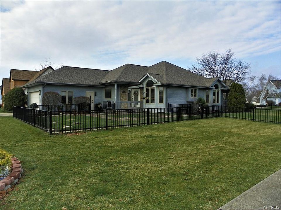 1st image of 10 Woodstream Cir