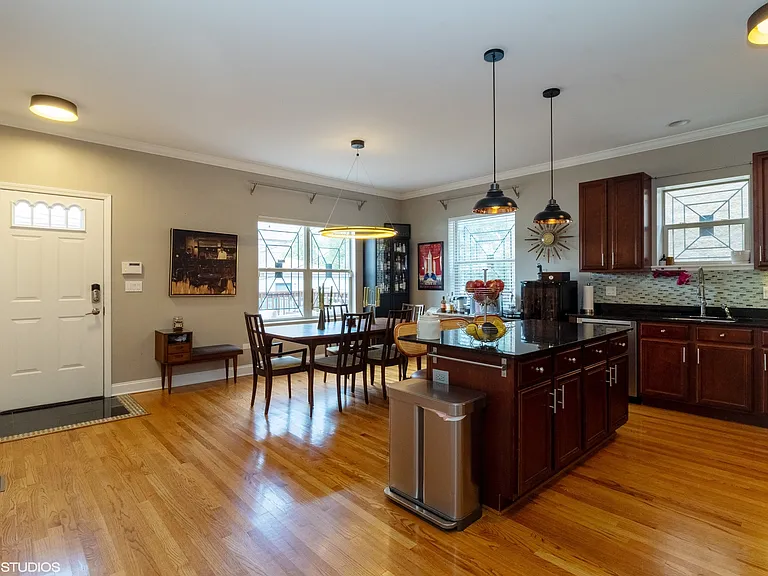2042 W Warren Blvd — Photo 3
