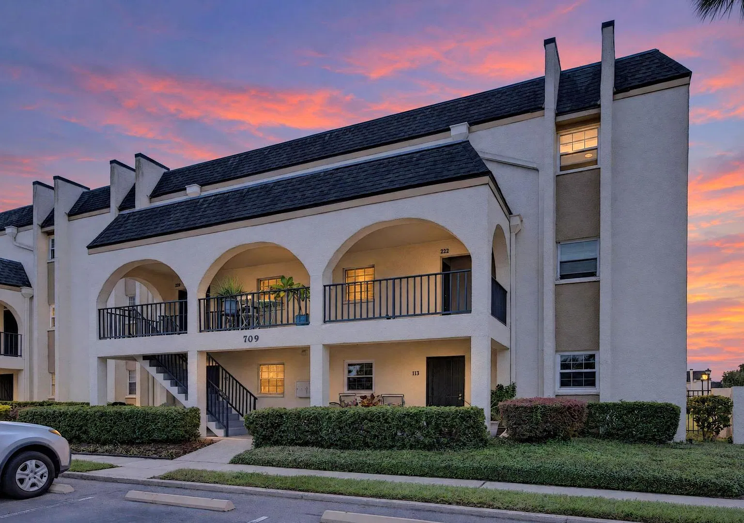 Updated 2 Bedroom Condo With A Beautiful Pool View! Russellwood Brandon — Photo 1