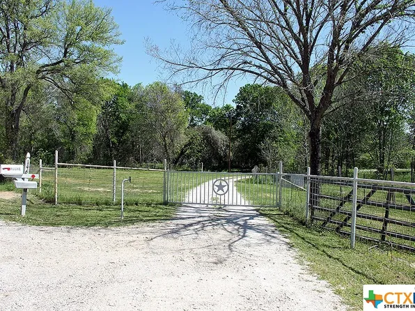 146 Bugtussle Ln, Luling, TX 78648