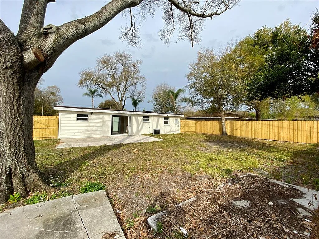 2 bed, 1.0 bath, 792 sqft, $1,795 — Photo 2