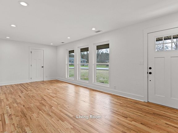 5th image of 47 Elaine Cir