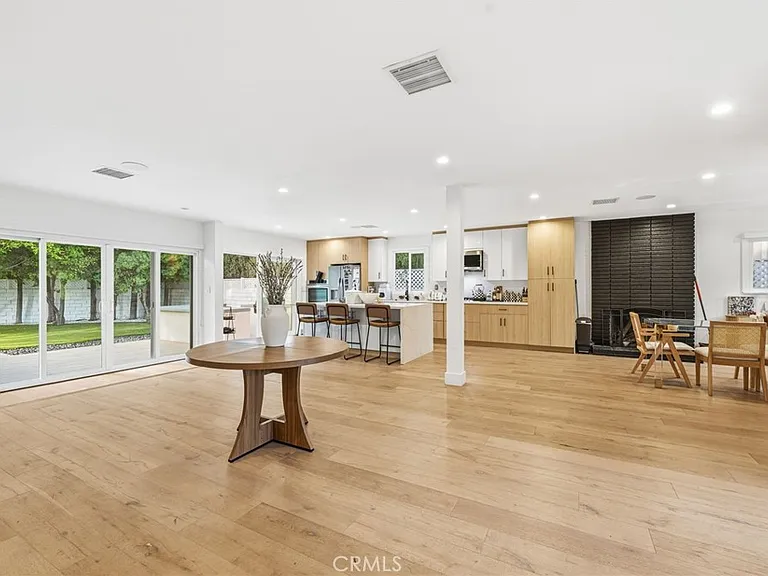 13135 Chandler Blvd — Photo 15