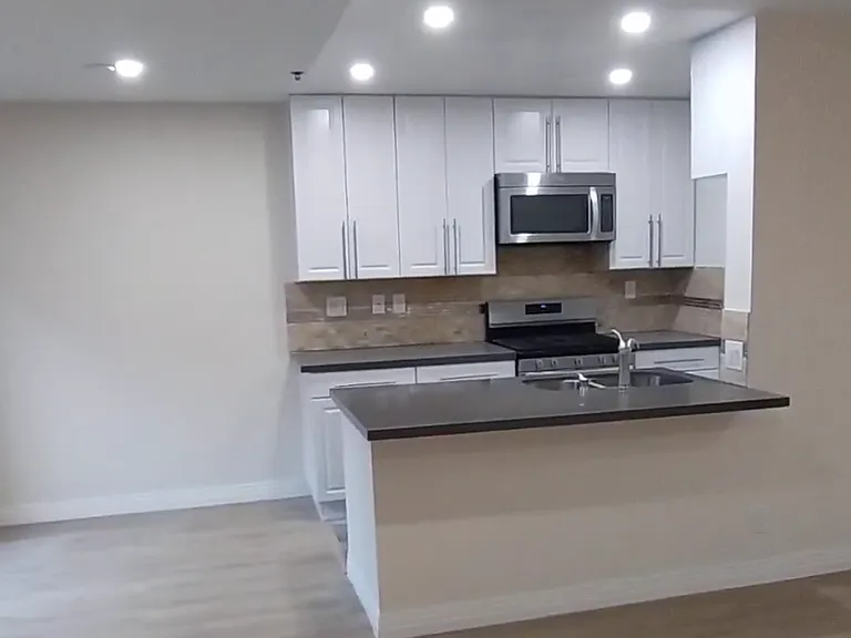 Burton Way Apartments — Photo 27