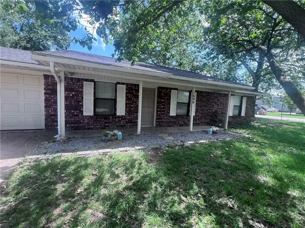1690 Henegar Dr, Siloam Springs, AR 72761
