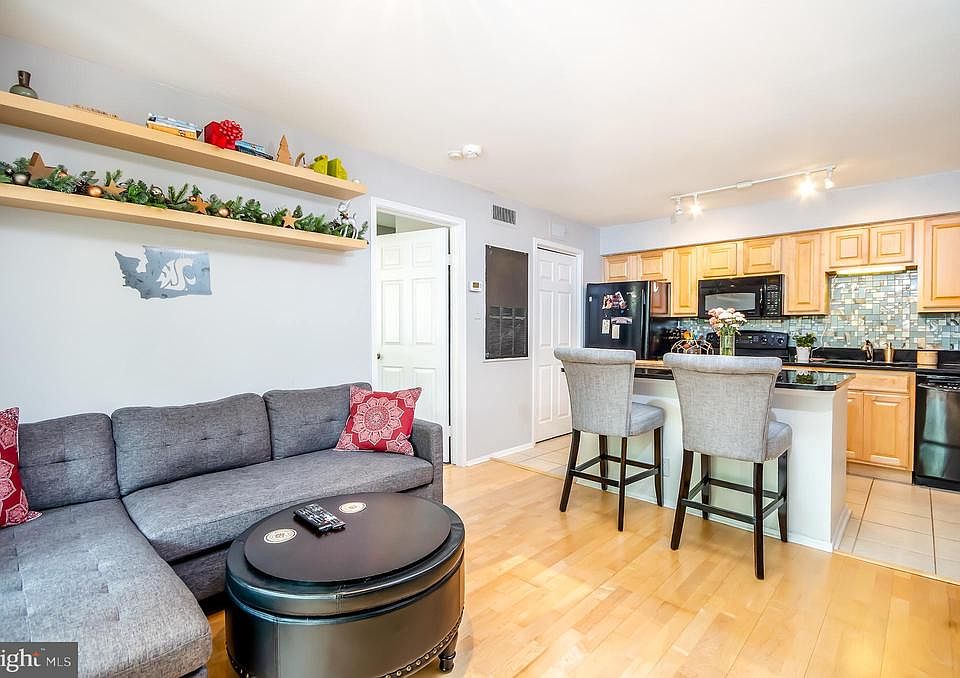 1st image of 3304 Wyndham Cres #236