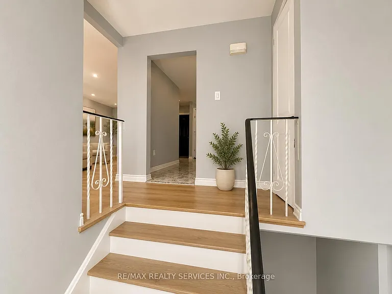 70 Prouse Dr #UPPER — Photo 2