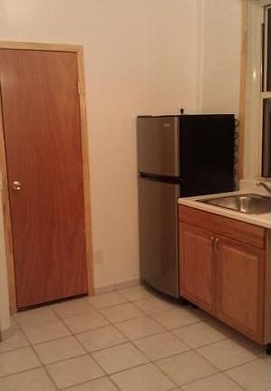 5th image of 725 E 5th St