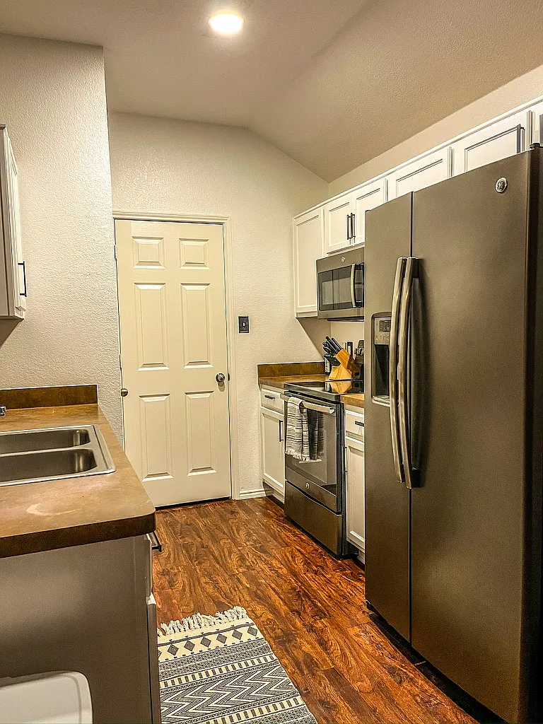 3 bed, 1350 sqft, $3,995 — Photo 3