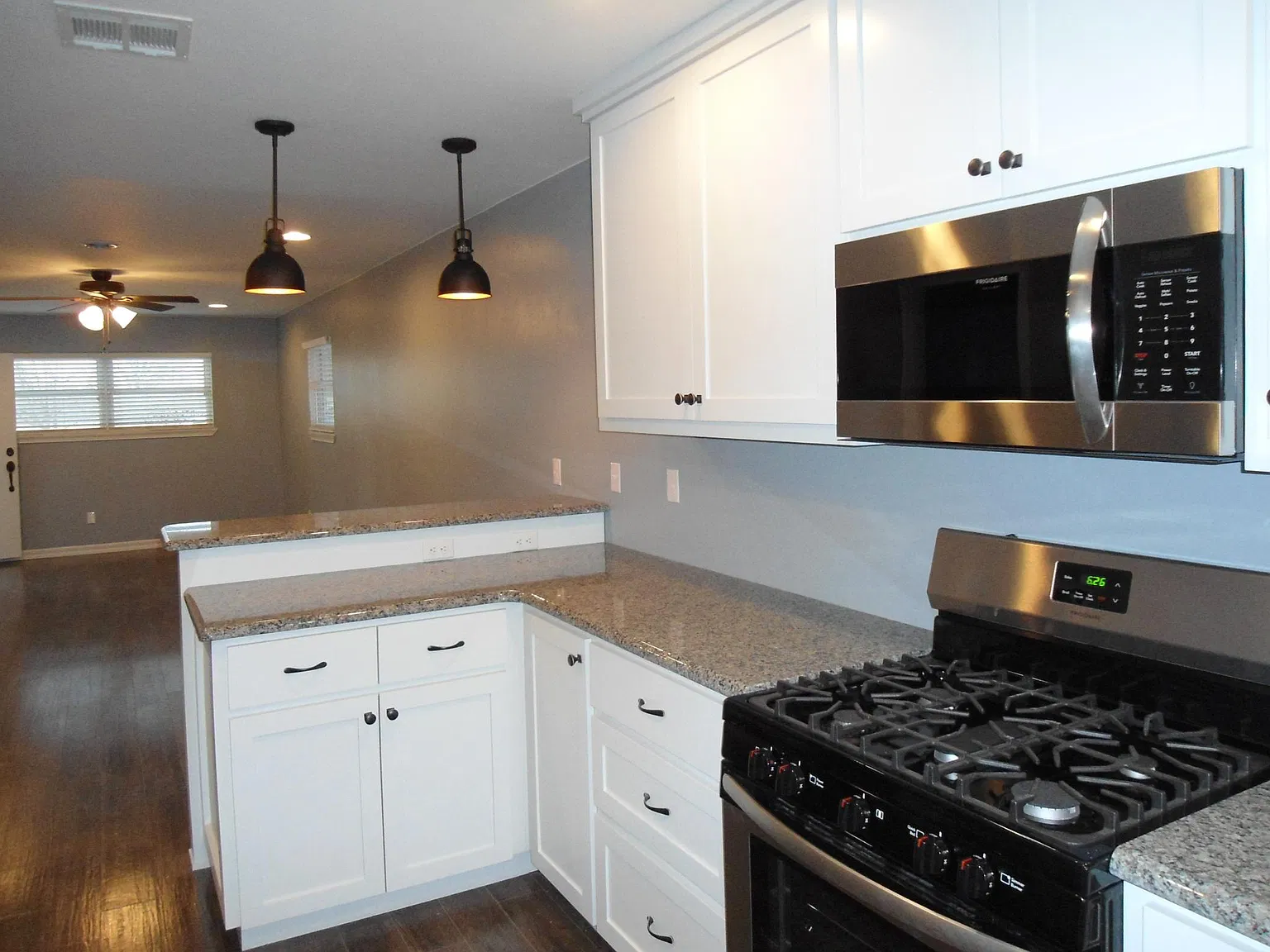 3 bed, 1212 sqft, $1,950 — Photo 3