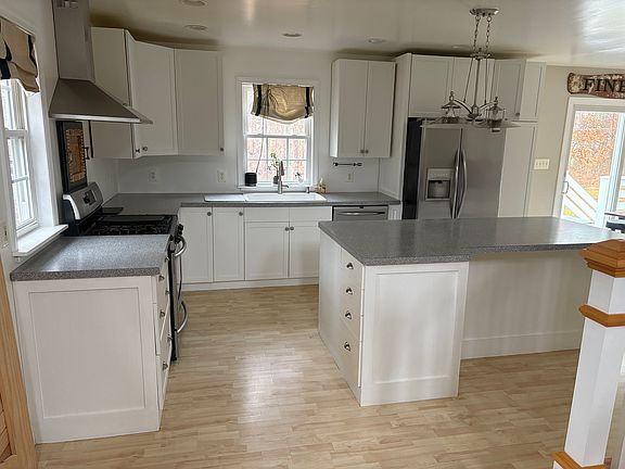 2nd image of 233 Lakeshore Dr