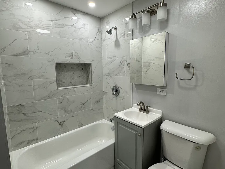 2553 W 45th St #1 — Photo 4