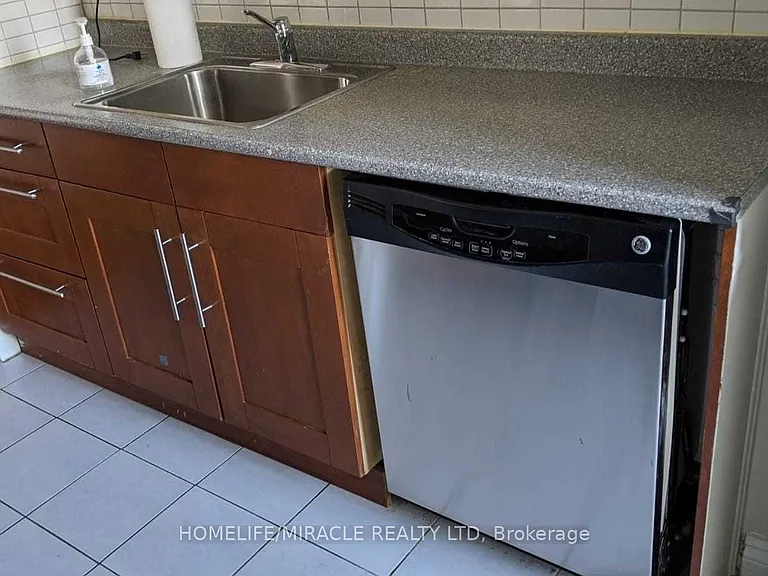 1625 Bloor St E — Photo 14