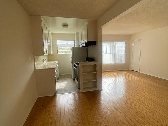 5th image of 2554 N Beachwood Dr #5