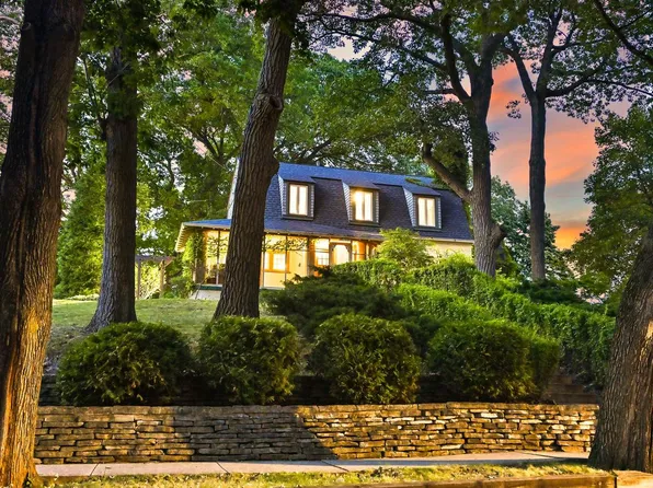 6908 Hillcrest DRIVE, Wauwatosa, WI 53213