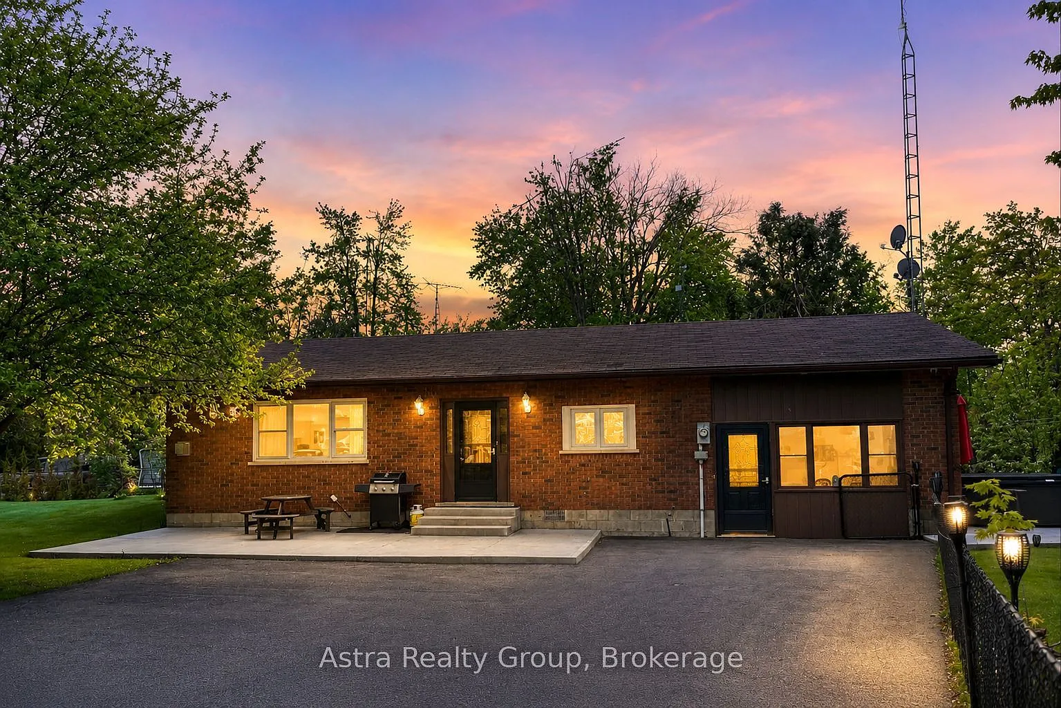 4 bed, $2,800 — Photo 1
